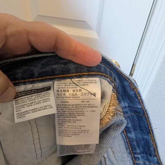 Iconic Levi's Stonewash Button Fly Jeans | 32 W x 30 L | Barely worn - Picture 5 of 13